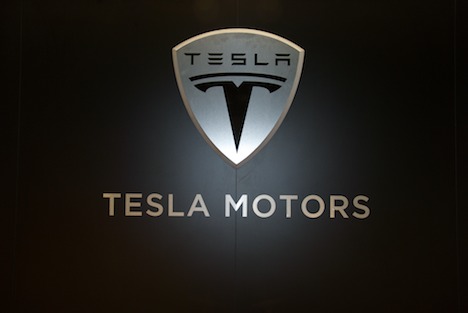 Логотип автомобильной марки Tesla